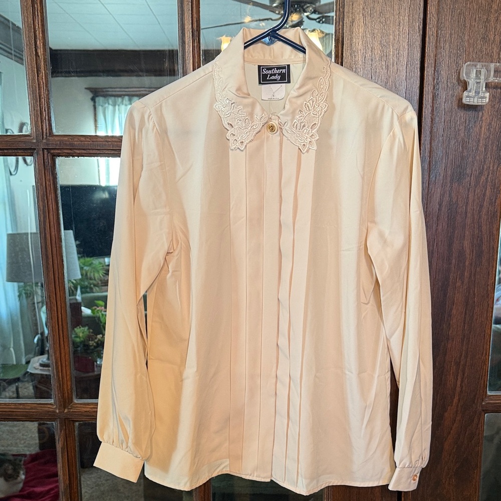 Southern Lady Ivory Button Down Shirt with Lace Detail Size 8- Medium